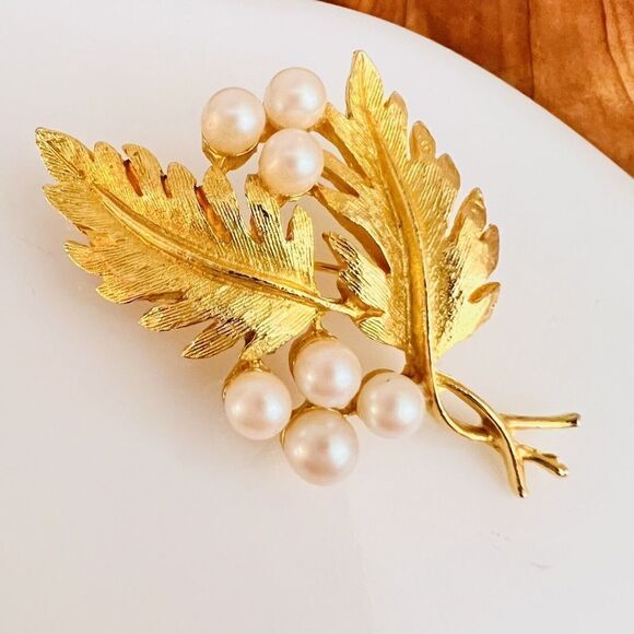 Vintage Divine DFA Signed Brooch Pin Faux Pearl Gold Tone Textured Leaves 1124 - Picture 1 of 8